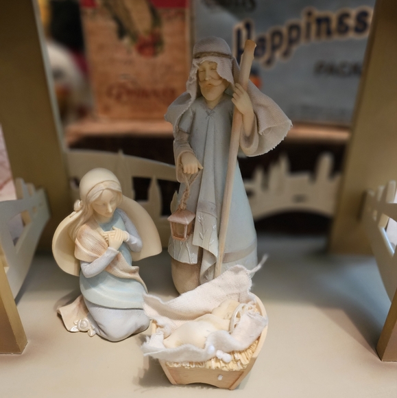 Enesco Nativity - Picture 2 of 2